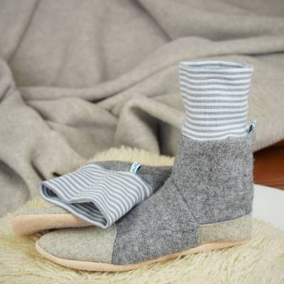 Graue Hüttenschuhe aus Wolle mit hohem Bündchen