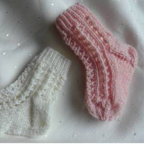 Handgestrickte Babysocken zur Taufe in Rosa oder Weiß – Größe 0-3 Monate, reine Schurwolle