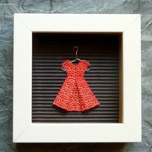 Rotes Kleidchen mit weißen Punkten auf Kleiderbügel // Minibild 10 x 10 cm zum Aufstellen oder Hängen