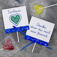 Tischkarte / Gastgeschenk Einschulung Herz-Lolli mit Namen in blau