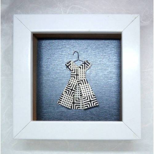 Schwarz-weißes Kleidchen auf Kleiderbügel  // Minibild 10 x 10 cm zum Aufstellen oder Hängen