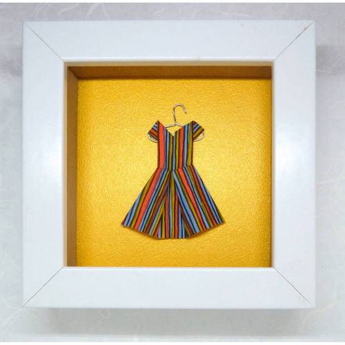 Buntes Kleidchen auf Kleiderbügel // Minibild 10 x 10 cm zum Aufstellen oder Hängen