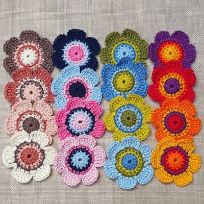 Häkelblumen 4-farbig – Individuelle gehäkelte Blumen-Applikationen in Wunschfarben, große Baumwoll-Blüten zum Aufnähen