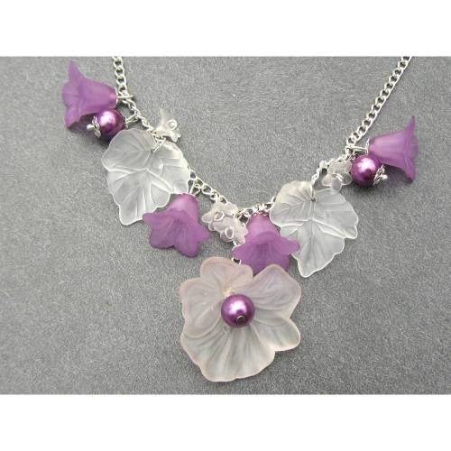 Kette STIEFMÜTTERCHEN UND GLOCKENBLUMEN mit weißen Blättern 57cm lang rundum plus 4cm Anhänger - Halskette mit Lucite-Blüten und Blättern
