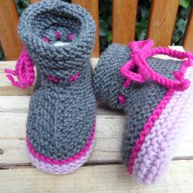 Babyschuhe gestrickt aus Merinowolle – Warm & Weich für 3-6 Monate – Dunkelgrau/Rosa/Pink