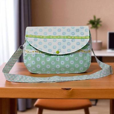 Umhängetasche grün geblümt – verspielte Baumwolltasche mit liebevollen Details