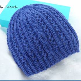 Handgestrickte Babymütze aus Merinowolle in Blau – Erstlingsmütze mit Ajourmuster