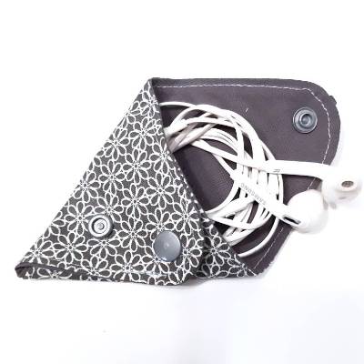 Praktische Kopfhörer Tasche – Kabeltasche Grau mit Blümchen aus Baumwolle mit Karabiner