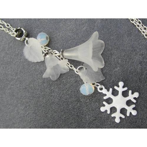 Y-Kette "FROSTBLÜTEN"  56cm lang rundum plus 8cm Anhänger mit Lucite-Blüten und -blättern in weiß und weißem Glitzer-Eiskristall