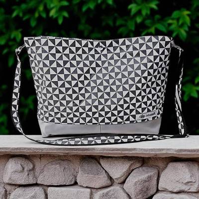 Trendige Schultertasche grau weiß – Umhängetasche & Shopper