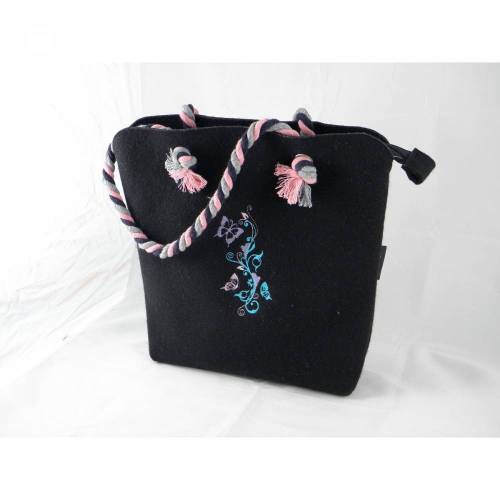 schwarze, handgemachte Filztasche, Schicke Schultertasche aus Wollfilz, bestickt mit einer Ranke und Schmetterlingen, mit dicken Kordeln, Unikat, handgemacht von Dieda!