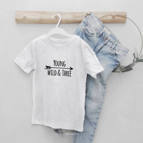 Bügelbild aus Flexfolie "young wild and three" zum Aufbügeln auf Kleidung & Accessoires