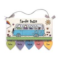 Handgemachtes Türschild Familie aus Holz – personalisiertes Namensschild, einzigartiges Geschenk, wetterfest & hochwertig, Haustürschild mit Bulli, buntes Holzschild mit Name und Figuren