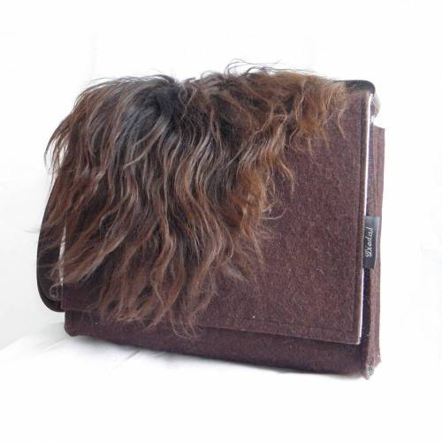 zottelige Filztasche, Umhängetasche aus Wollfilz und Schaffell, braun, Schultertasche, Herrentasche, handgemacht von Dieda!