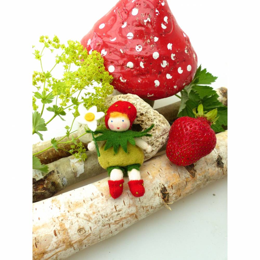 Blumenkind Erdbeere für den Jahreszeitentisch im Sommer, Filzpüppchen Bild 1