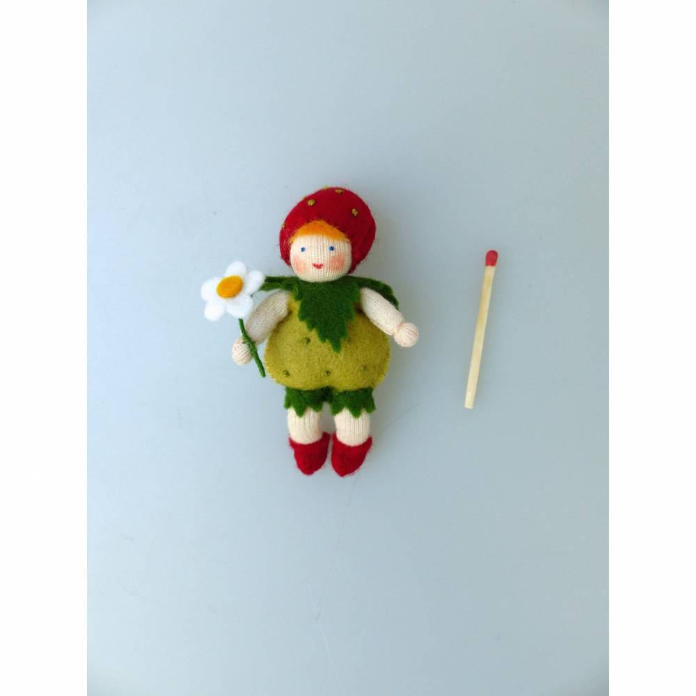 Blumenkind Erdbeere für den Jahreszeitentisch im Sommer, Filzpüppchen Bild 2