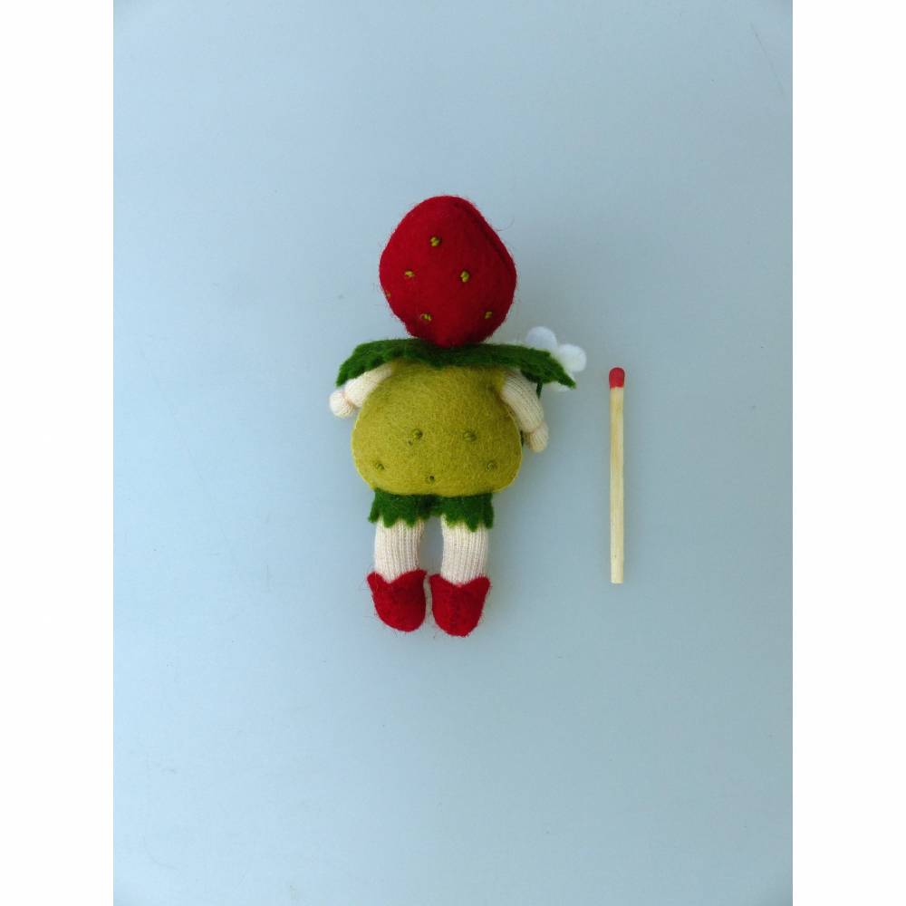 Blumenkind Erdbeere für den Jahreszeitentisch im Sommer, Filzpüppchen Bild 3