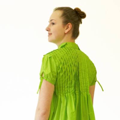 FALTENKLEID Empire, hohe Taille, A-Silhouette in weiß, grün und schwarz