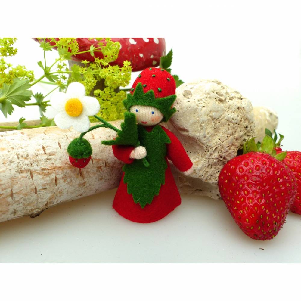 Blumenkind Erdbeere, Jahreszeitentisch Sommer, Filzpüppchen, Deko-Filz-Figur Bild 2