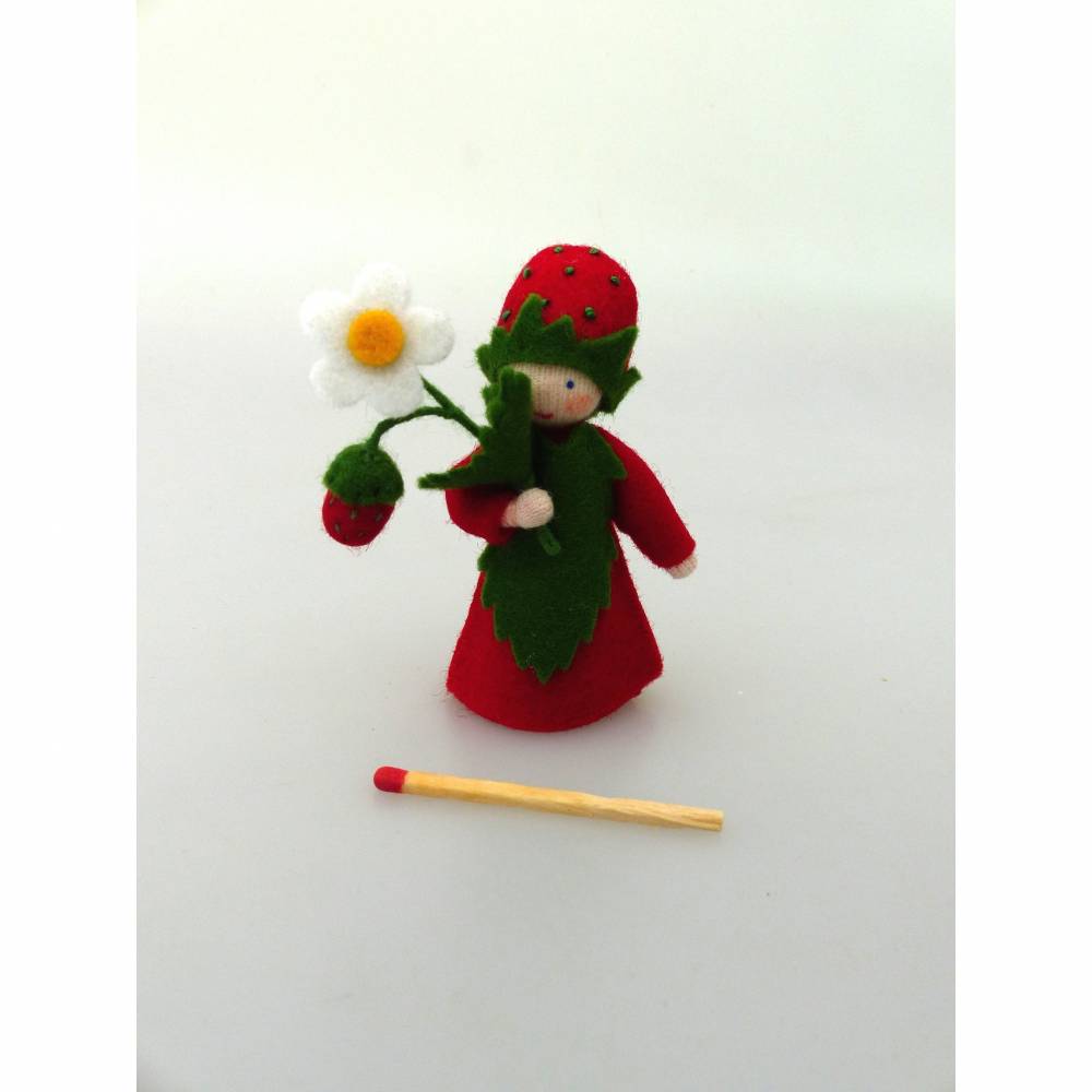 Blumenkind Erdbeere, Jahreszeitentisch Sommer, Filzpüppchen, Deko-Filz-Figur Bild 3