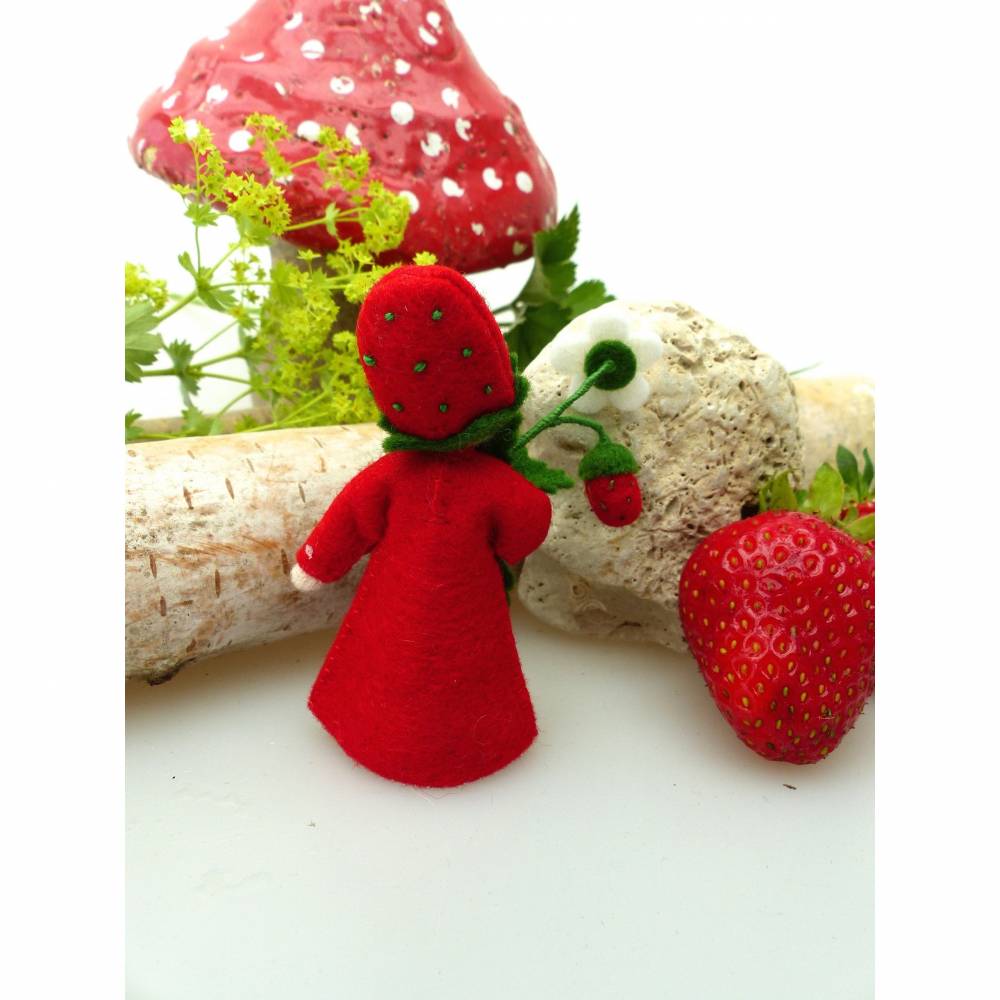Blumenkind Erdbeere, Jahreszeitentisch Sommer, Filzpüppchen, Deko-Filz-Figur Bild 4