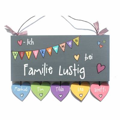 Personalisiertes Türschild Familie – Haustürschild Holz Wimpelkette mit Herzanhänger, Unikat & Geschenk, Holzschild mit Anhänger für die Vornamen, exklusiv, dekorativ, wetterfest