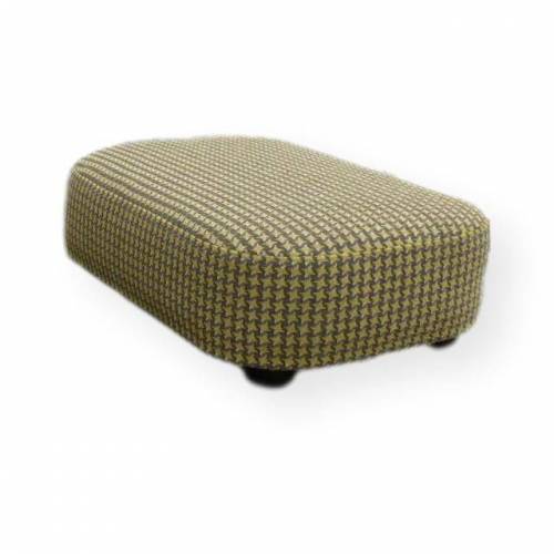 flacher Fußhocker, mit Schaumstoff gepolstert Maße: 40x 24 cm Höhe 13cm