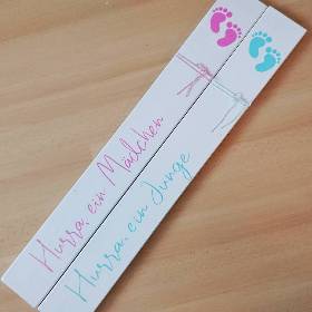 Holzlatte, Holzschild zum Anlehnen "Hurra, ein Baby" aus der Manufaktur KarLa