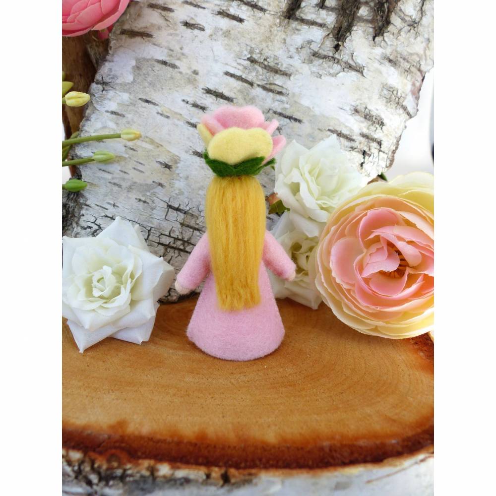 Blumenkind Rose, Jahreszeitentisch Sommer, Filzpüppchen Bild 5