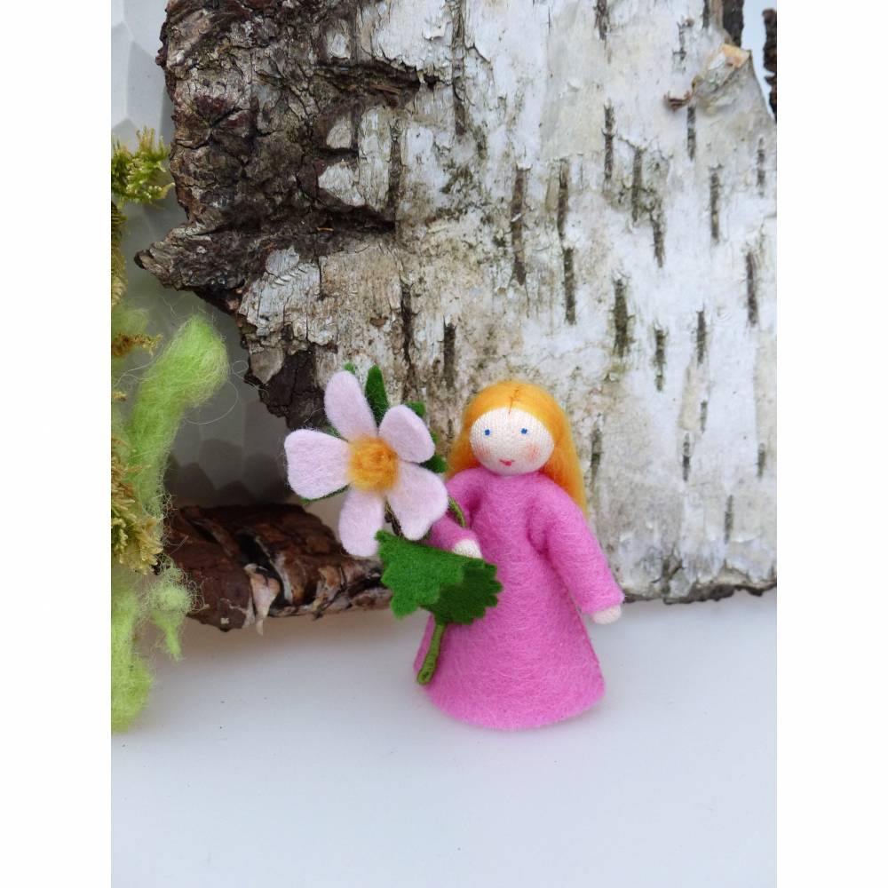 Blumenkind Heckenrose, Jahreszeitentisch Sommer, Filzpüppchen, Jahreszeiten Deko Figur Bild 1