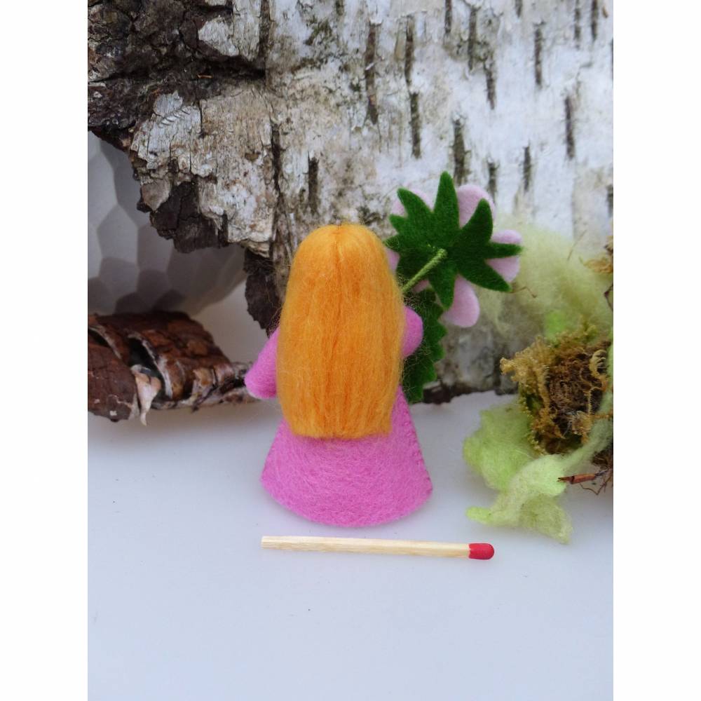 Blumenkind Heckenrose, Jahreszeitentisch Sommer, Filzpüppchen, Jahreszeiten Deko Figur Bild 2