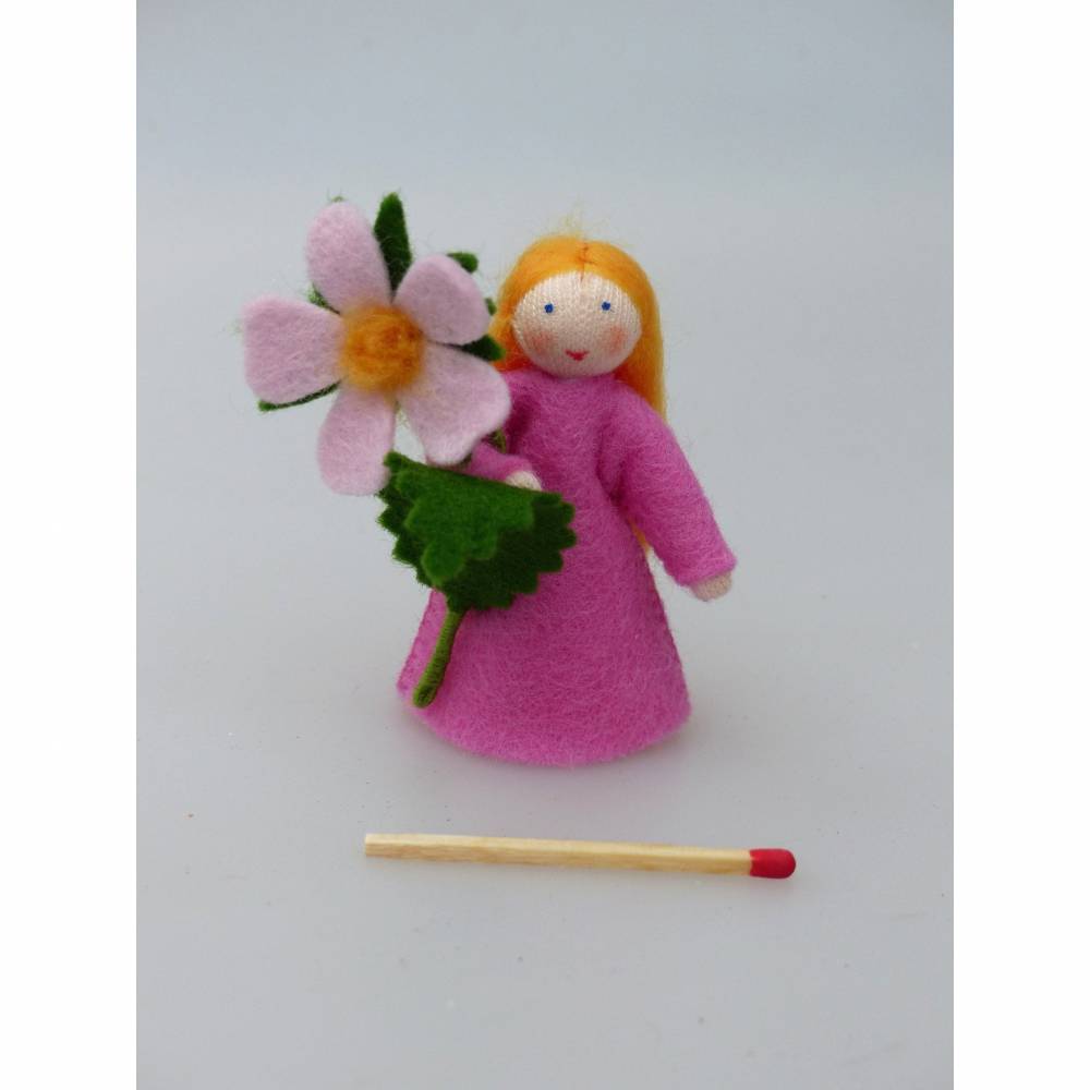 Blumenkind Heckenrose, Jahreszeitentisch Sommer, Filzpüppchen, Jahreszeiten Deko Figur Bild 4