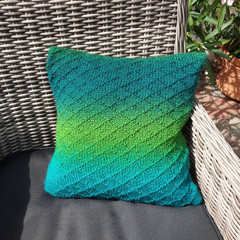 Kissenhülle Wiesenzauber – handgestrickter Kissenbezug 40x40 cm, grün-blauer Farbverlauf, Unikat mit Reißverschluss
