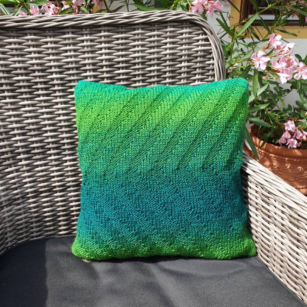 Kissenhülle Wiesenzauber – handgestrickter Kissenbezug 40x40 cm, grün-blauer Farbverlauf, Unikat mit Reißverschluss