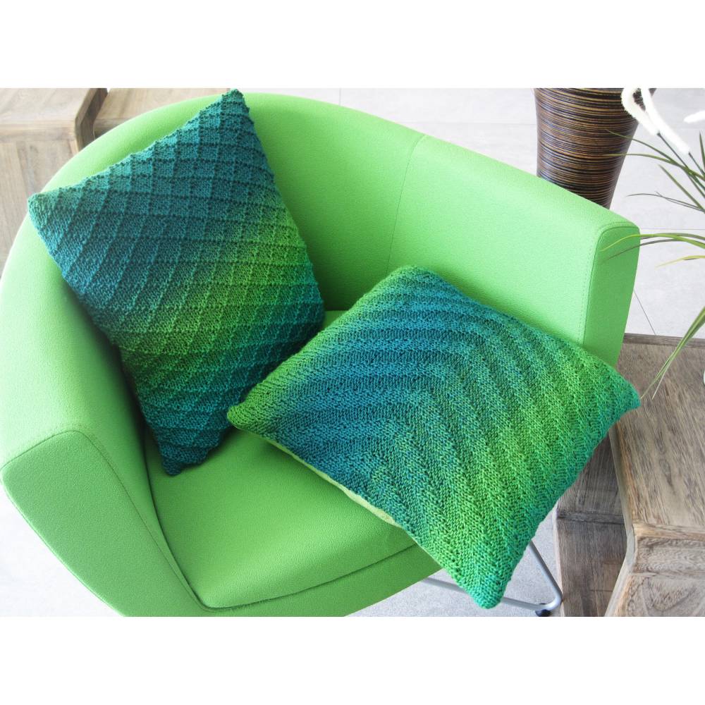 Kissenhülle Wiesenzauber – handgestrickter Kissenbezug 40x40 cm, grün-blauer Farbverlauf, Unikat mit Reißverschluss