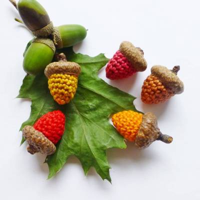 5 gehäkelte Eicheln zur Tischdeko - Herbstsommer - Jahreszeiten,Herbstdeko,Herbstteller,Floristik,Naturkappen