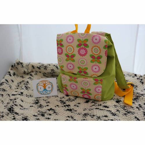 praktischer kleiner Kinderrucksack, grün mit Blumen