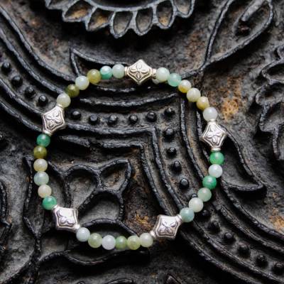 Handgefertigtes Jade Armband mit 925 Silber – 4 mm Perlen, elastisch