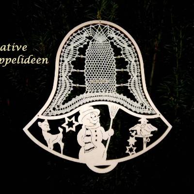 Klöppelbild in Glockenform im Motivrahmen mit Schneemann hängende Fensterdekoration