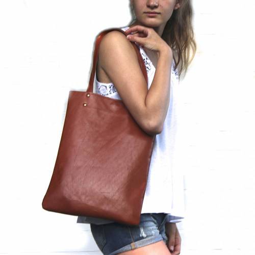 Schlichte LAPTOPTASCHE /SCHULTERTASCHE aus cognacfarbenem Glattleder