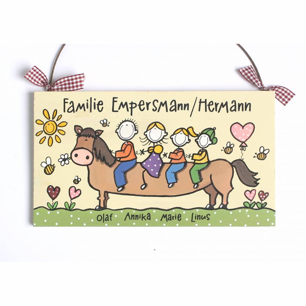 Personalisiertes Holz-Türschild für Familien mit Namen & Figuren auf Pferd – Geschenk zum Einzug / Umzug, einzigartiges Haustürschild, individuelles Holzschild Bild 1
