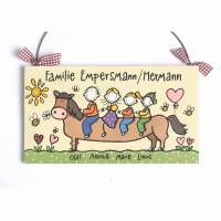 Personalisiertes Holz-Türschild für Familien mit Namen & Figuren auf Pferd – Geschenk zum Einzug / Umzug, einzigartiges Haustürschild, individuelles Holzschild