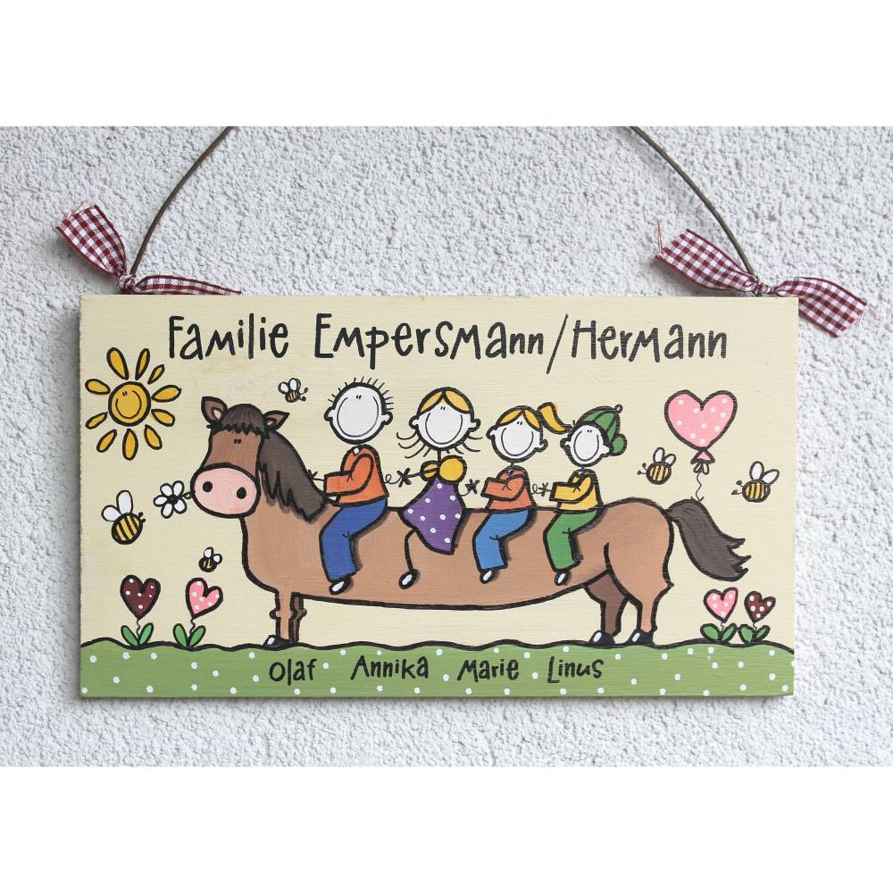 Personalisiertes Holz-Türschild für Familien mit Namen & Figuren auf Pferd – Geschenk zum Einzug / Umzug, einzigartiges Haustürschild, individuelles Holzschild Bild 2