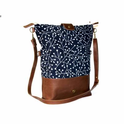 Zwei Funktionen SCHULTERTASCHE Leder & Stoff blau „Knospen”