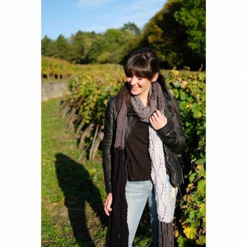 handgestrickter oversize Grobstrickschal mit Lochmuster und Fransen, schwarz-grau 