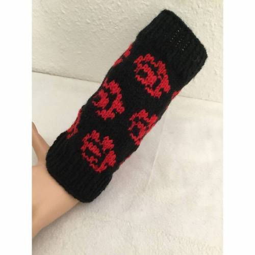 Pulswärmer, gemustert, Handarbeit,schwarz/rot, gestrickt, Stulpen, Armstulpen,Einstrickmuster,Rose,Blume
