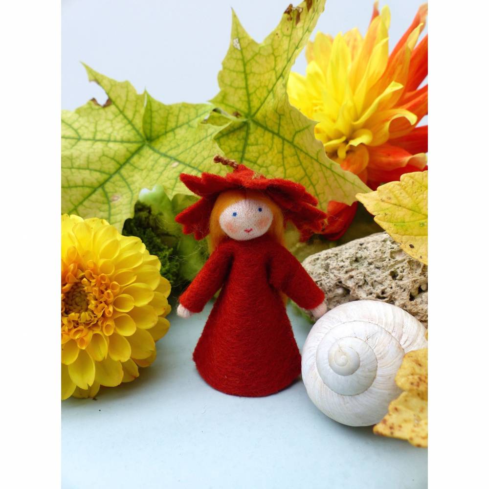 Blumenkind Ahorn-Blatt, Jahreszeitentisch Herbst, Filzpüppchen, Jahreszeiten-Deko, Dekoration Bild 1