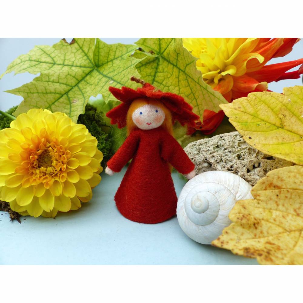 Blumenkind Ahorn-Blatt, Jahreszeitentisch Herbst, Filzpüppchen, Jahreszeiten-Deko, Dekoration Bild 2