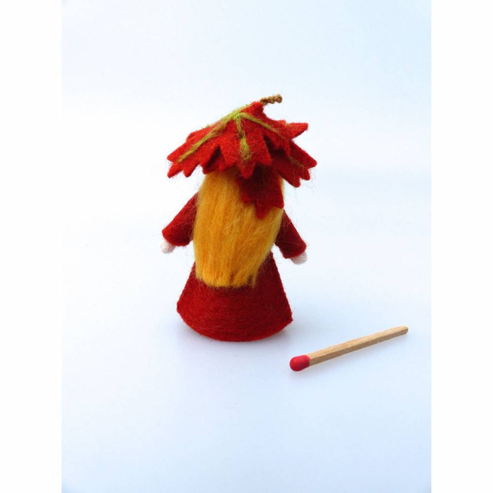 Blumenkind Ahorn-Blatt, Jahreszeitentisch Herbst, Filzpüppchen, Jahreszeiten-Deko, Dekoration Bild 4