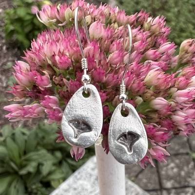 tropfenförmige Ohrhänger mit Ginkgoblatt aus 999 Silber, patiniert